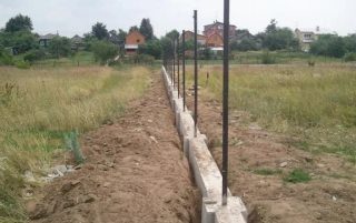 Фото процесса Строительство фундамента под бетонный забор
